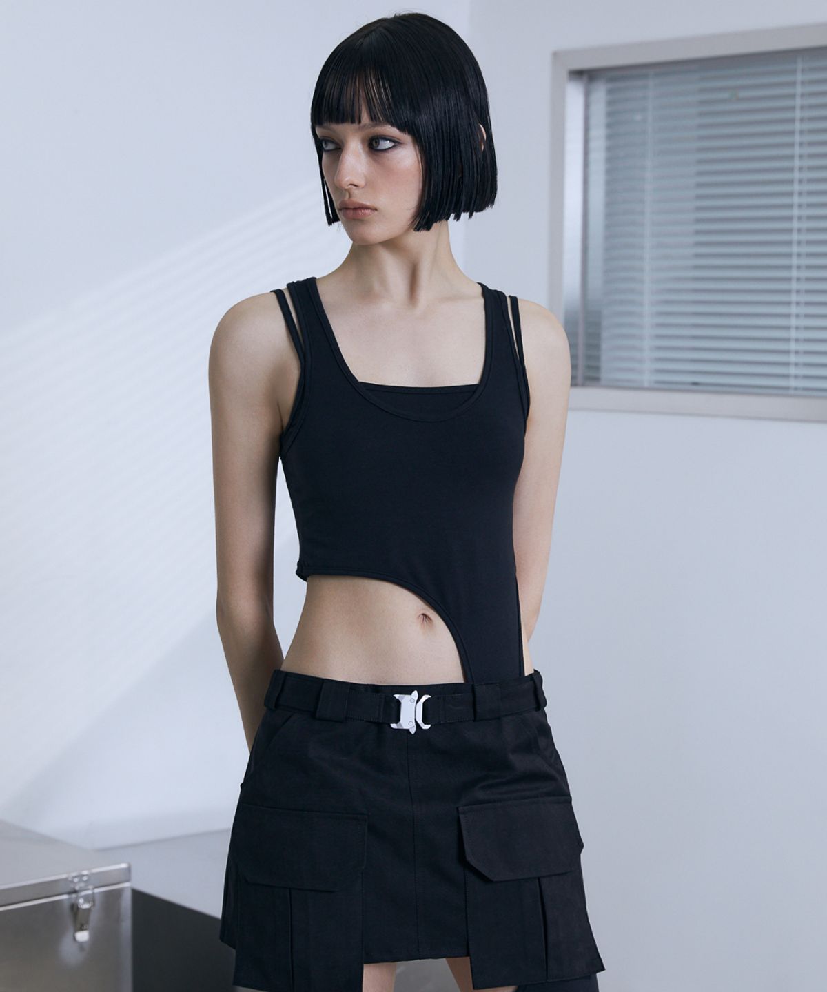 분트(VOONT) Cut Out Garter Sleeveless (BLACK)