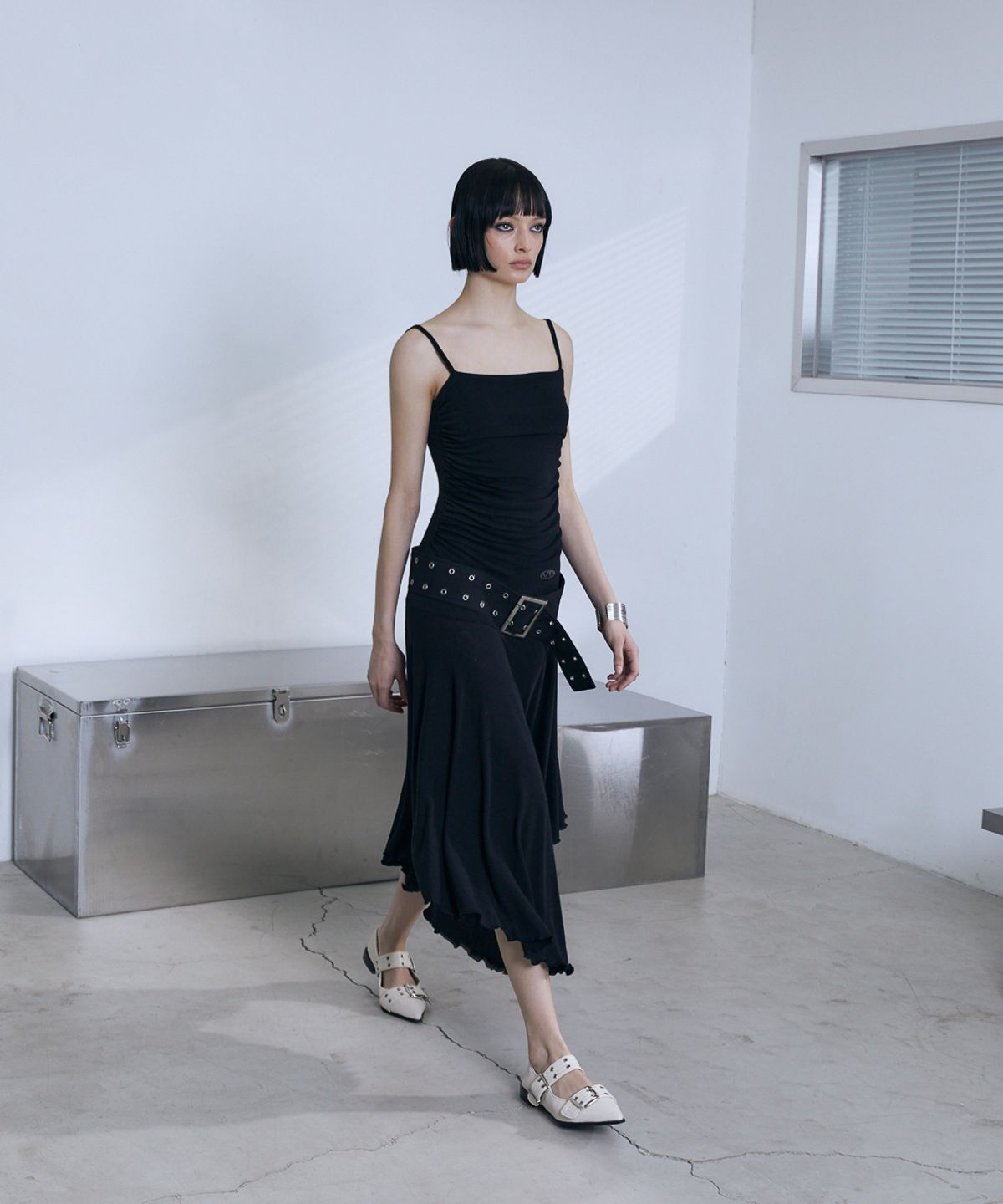 분트(VOONT) Slim Fit Sleeveless Midi Dress (BLACK)