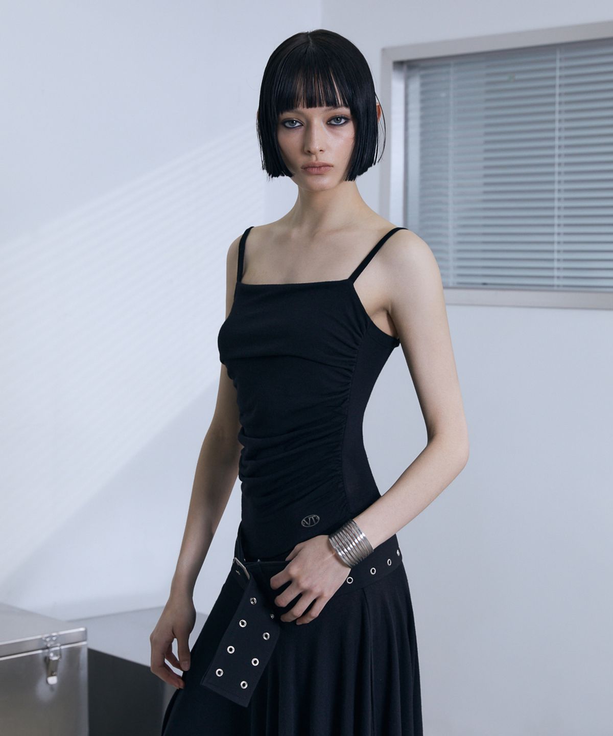 분트(VOONT) Slim Fit Sleeveless Midi Dress (BLACK)