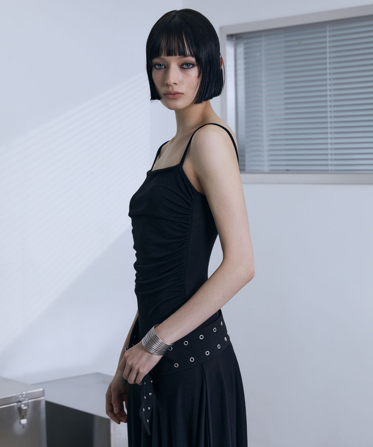 분트(VOONT) Slim Fit Sleeveless Midi Dress (BLACK)