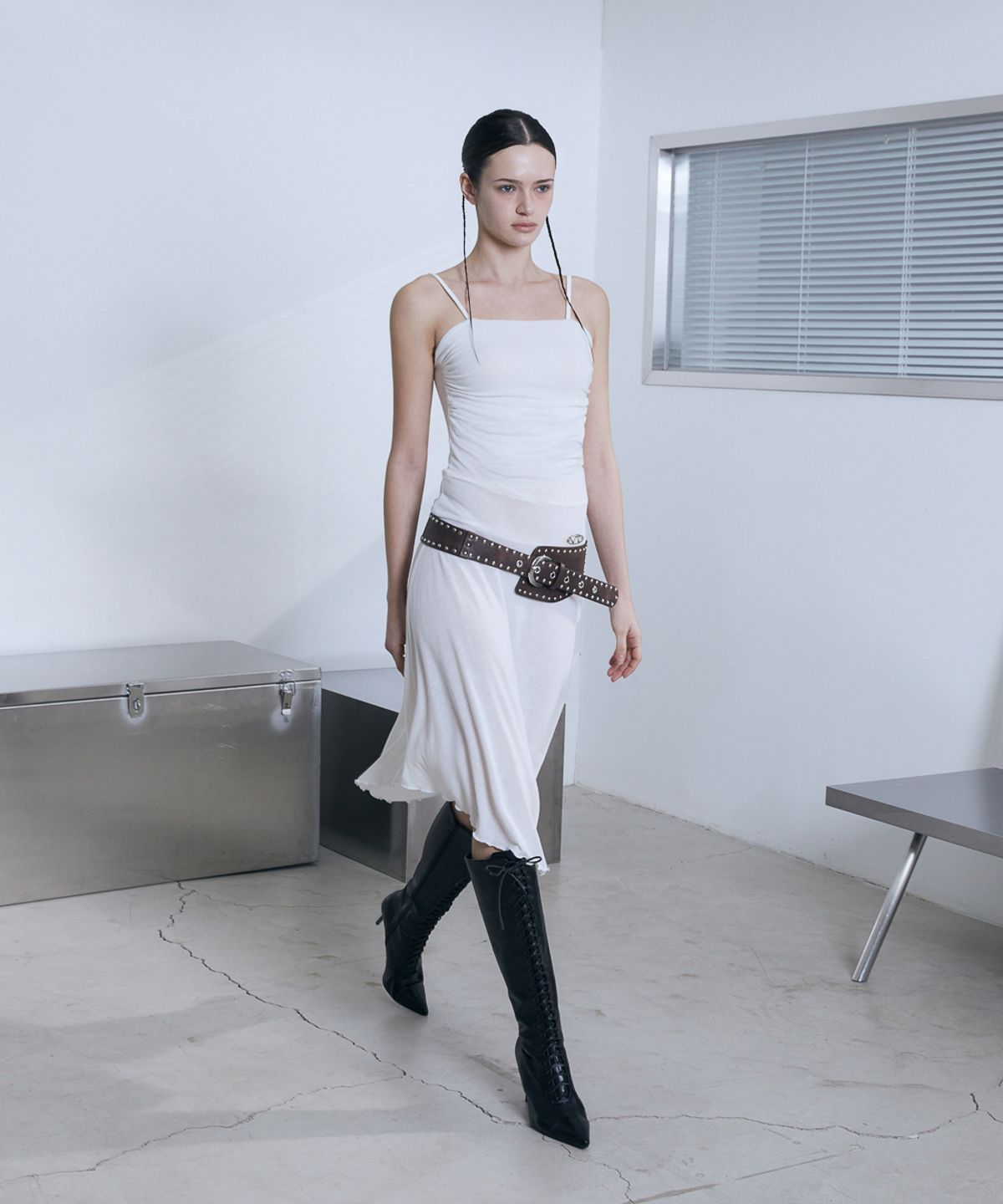 분트(VOONT) Slim Fit Sleeveless Midi Dress (IVORY)