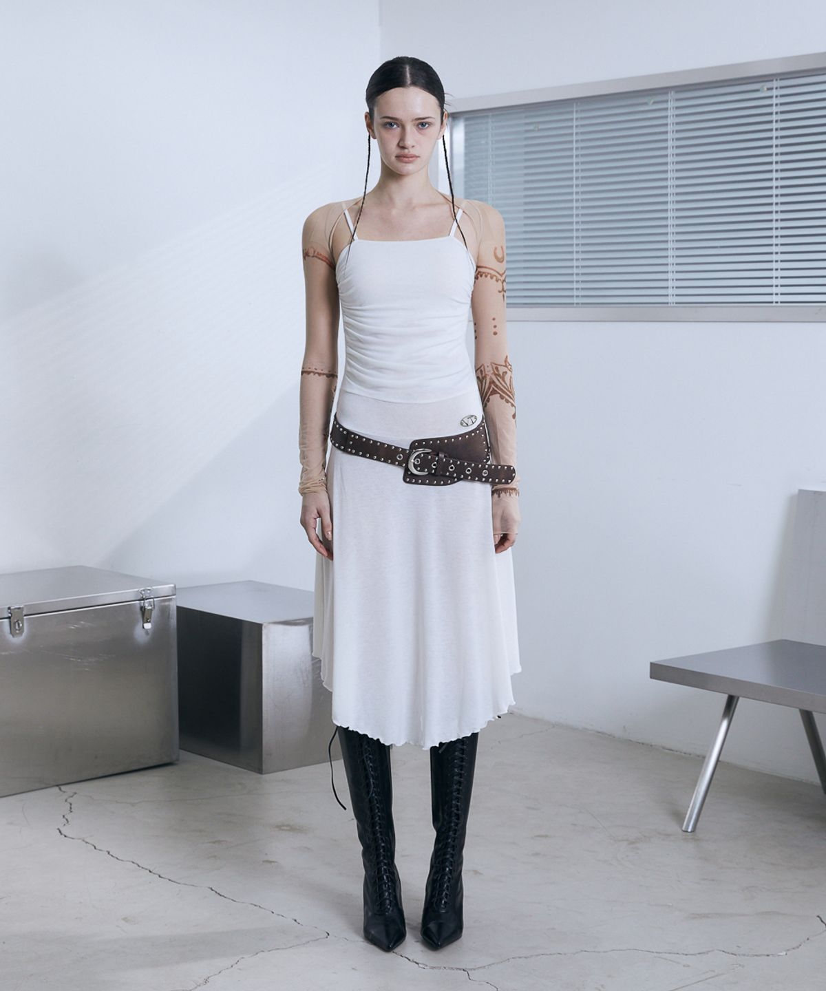 분트(VOONT) Slim Fit Sleeveless Midi Dress (IVORY)