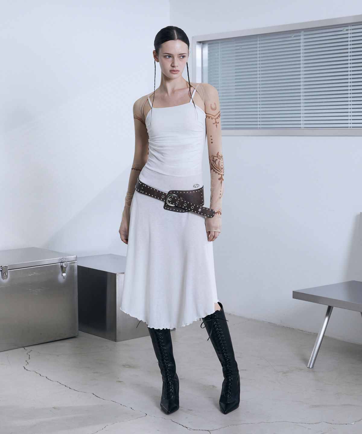 분트(VOONT) Slim Fit Sleeveless Midi Dress (IVORY)