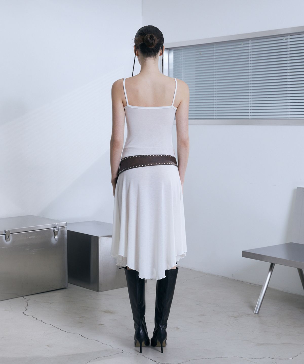 분트(VOONT) Slim Fit Sleeveless Midi Dress (IVORY)