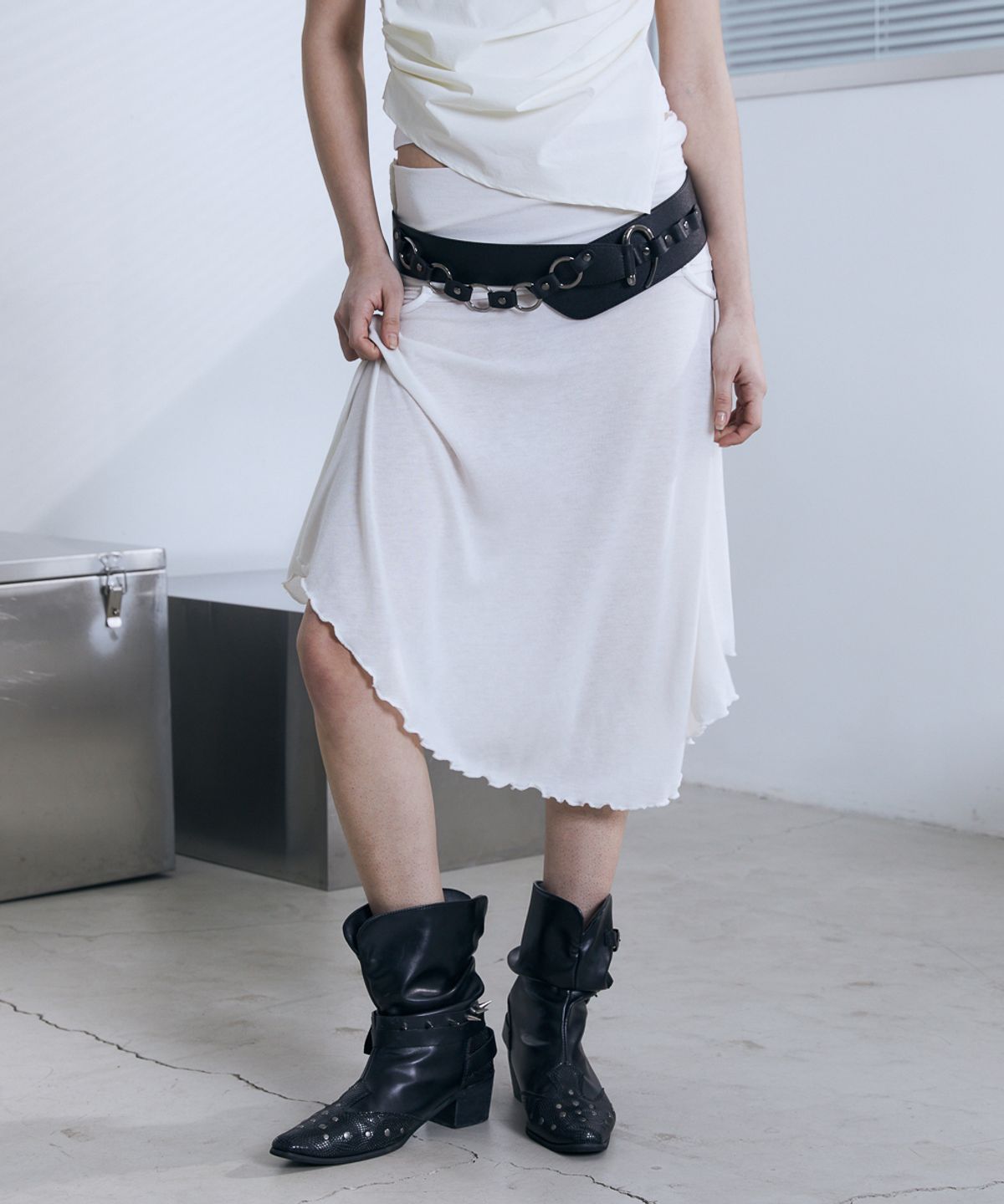 분트(VOONT) Slim Fit Sleeveless Midi Dress (IVORY)