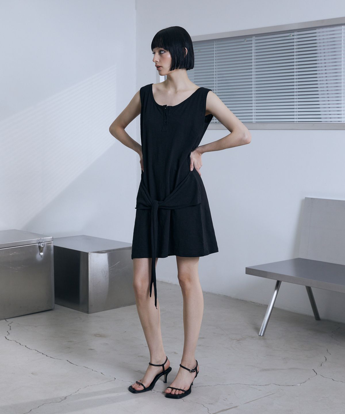분트(VOONT) Henley Neck Tie Mini Dress (BLACK)