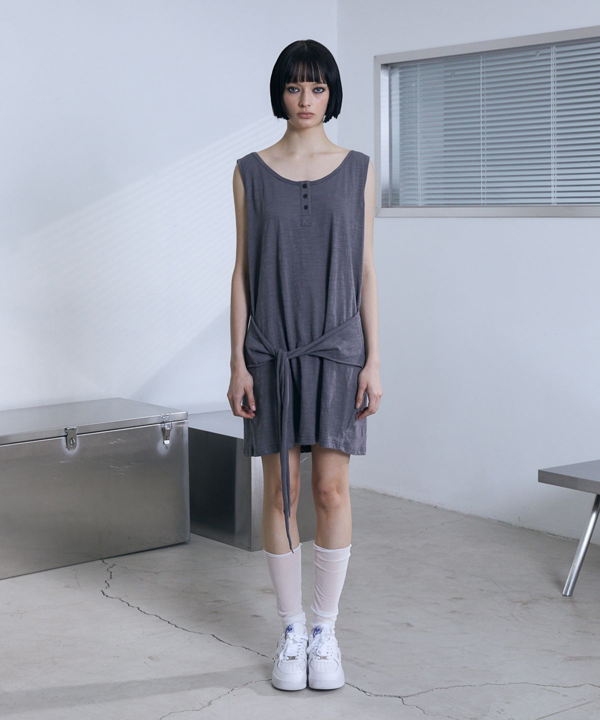 분트(VOONT) Henley Neck Tie Mini Dress (CHARCOAL)
