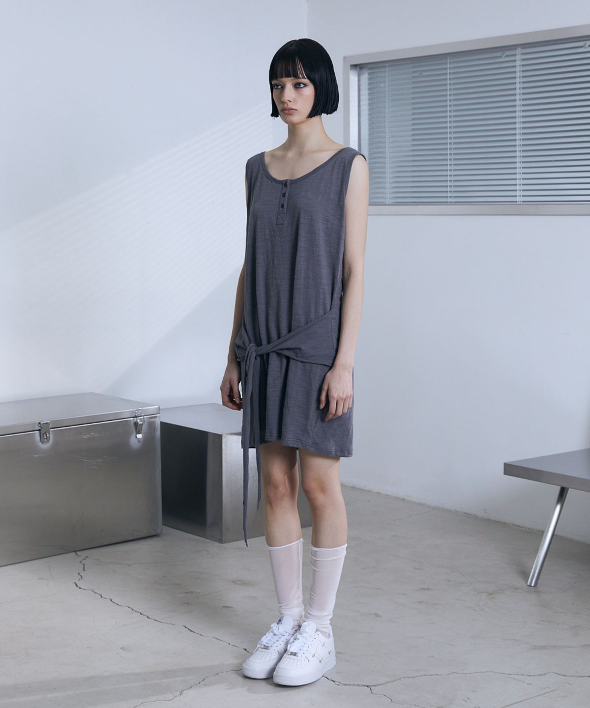 분트(VOONT) Henley Neck Tie Mini Dress (CHARCOAL)