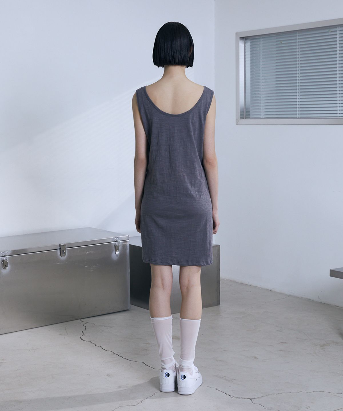 분트(VOONT) Henley Neck Tie Mini Dress (CHARCOAL)
