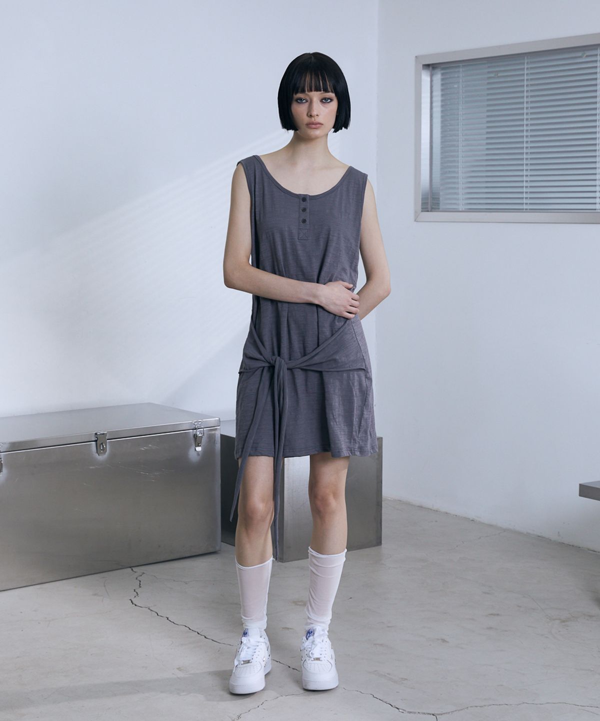 분트(VOONT) Henley Neck Tie Mini Dress (CHARCOAL)