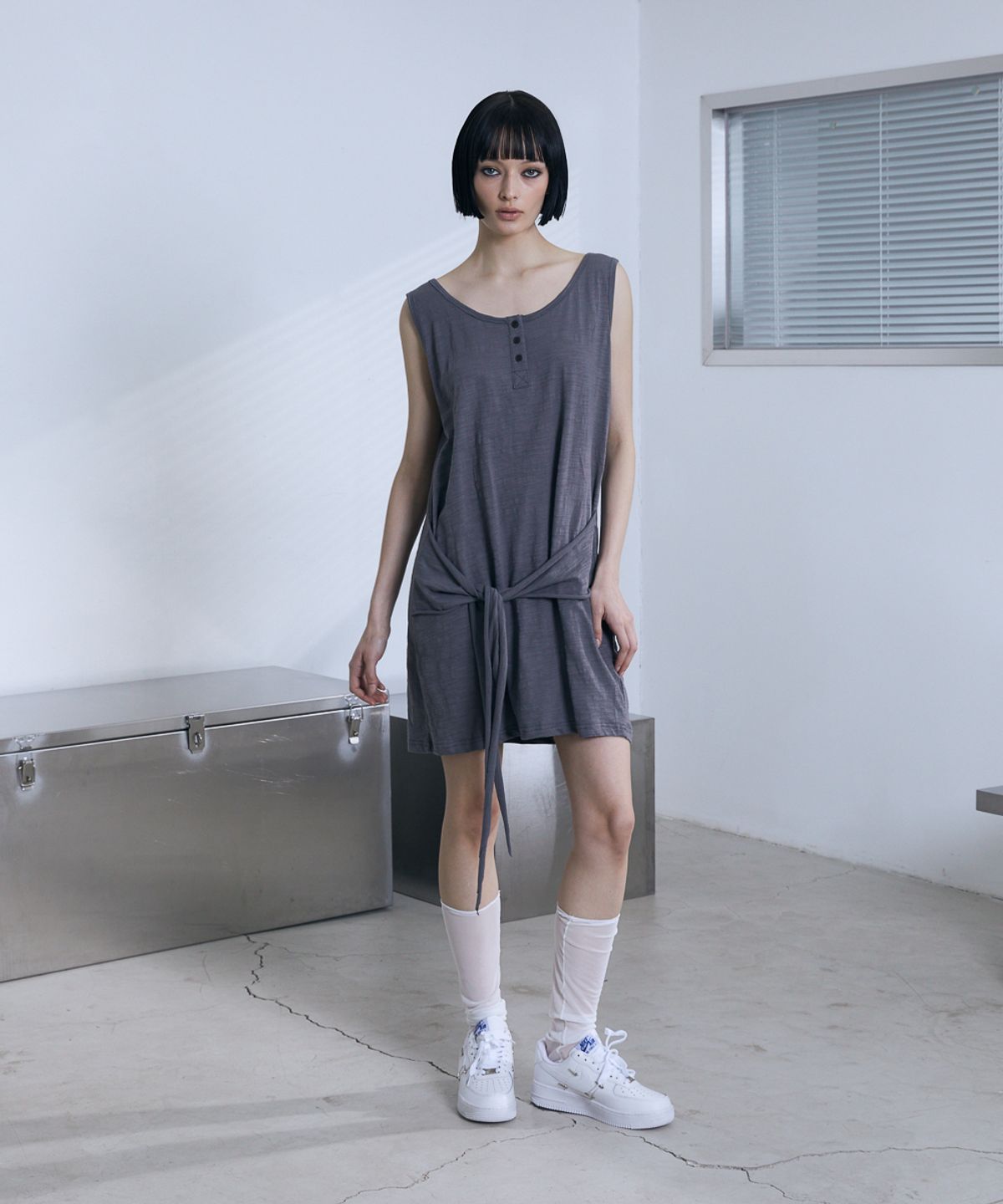 분트(VOONT) Henley Neck Tie Mini Dress (CHARCOAL)
