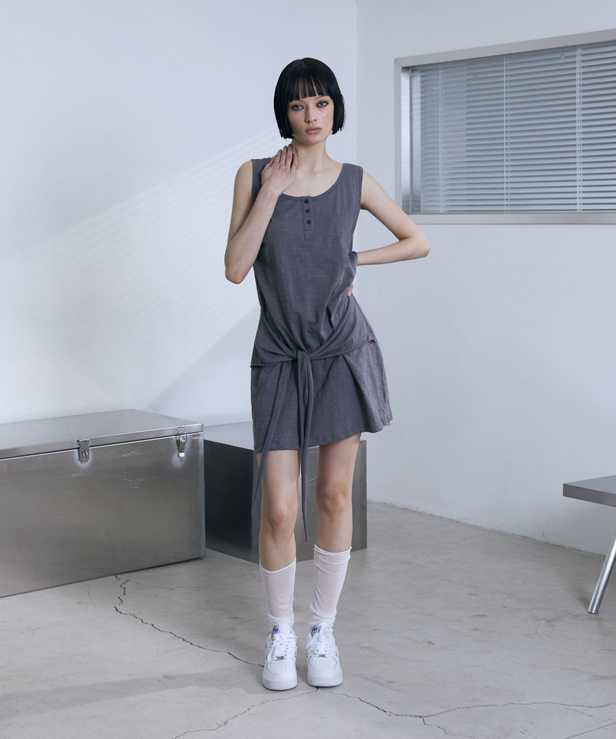 분트(VOONT) Henley Neck Tie Mini Dress (CHARCOAL)