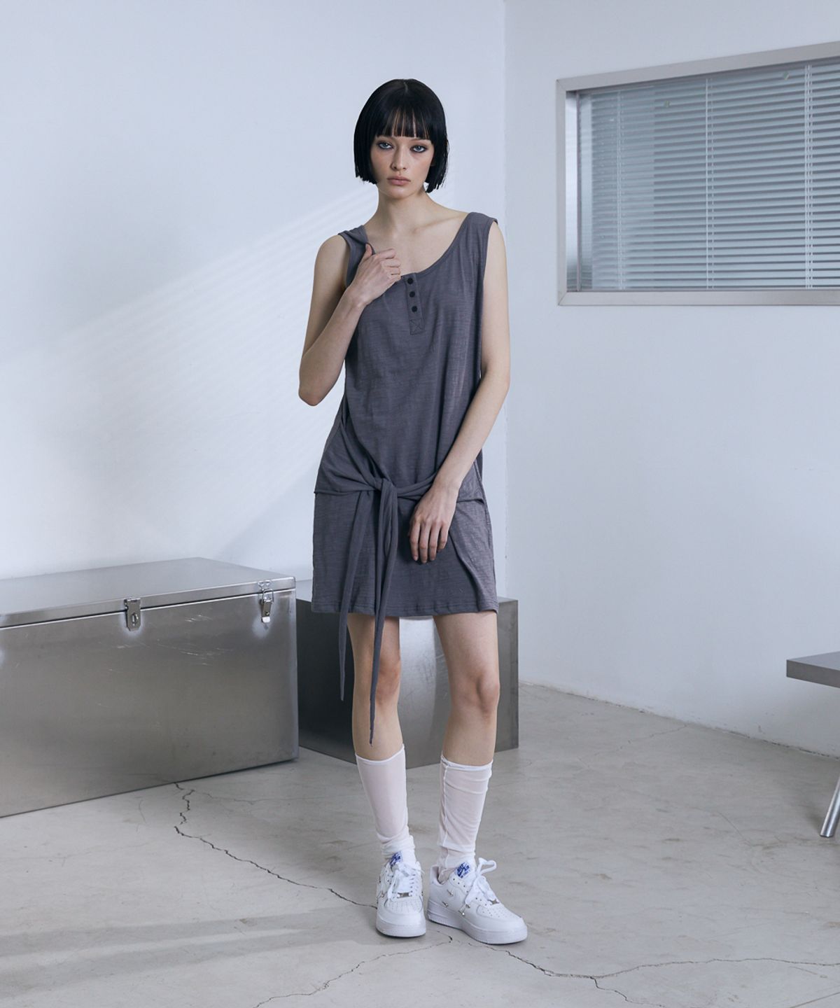 분트(VOONT) Henley Neck Tie Mini Dress (CHARCOAL)