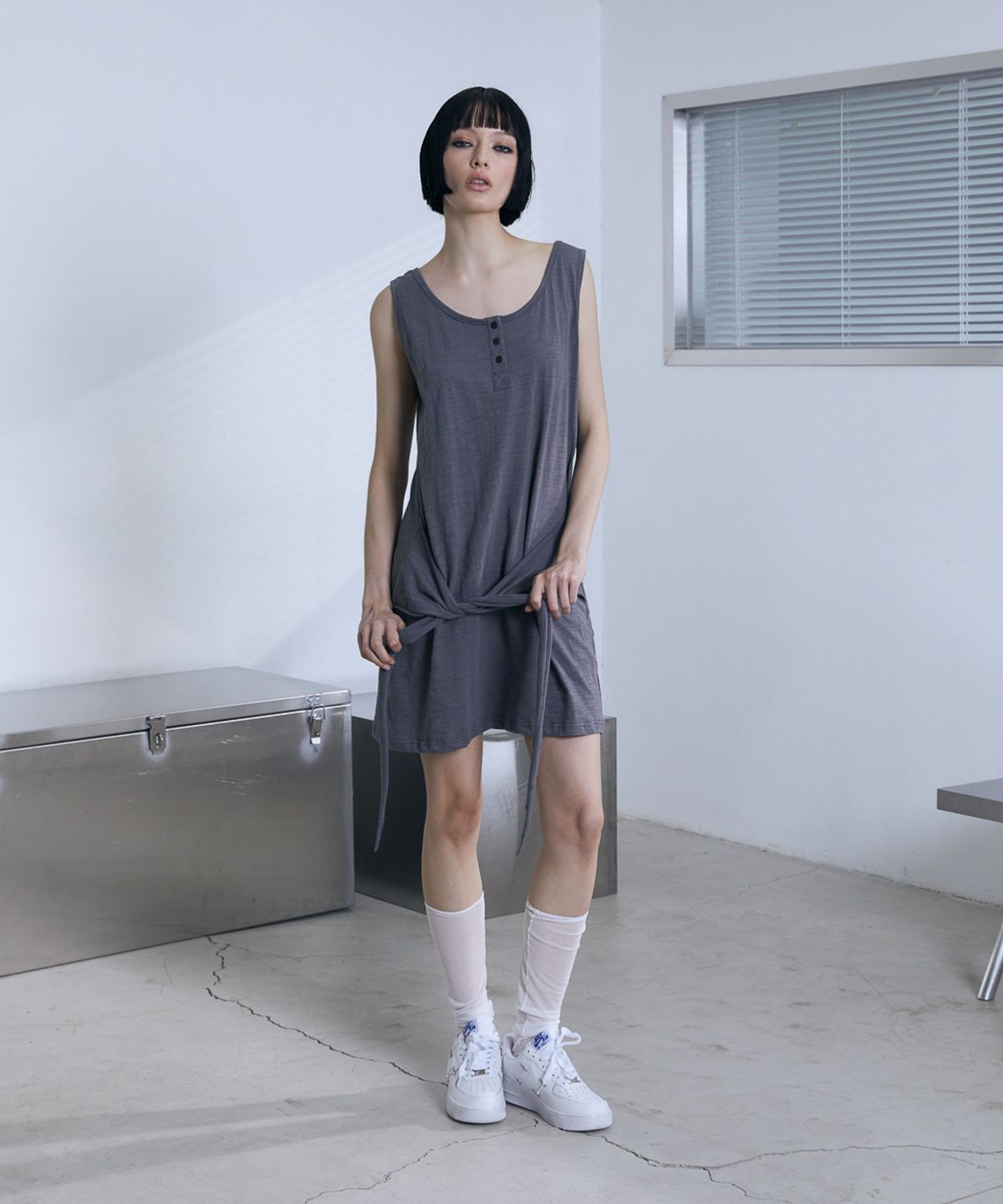 분트(VOONT) Henley Neck Tie Mini Dress (CHARCOAL)