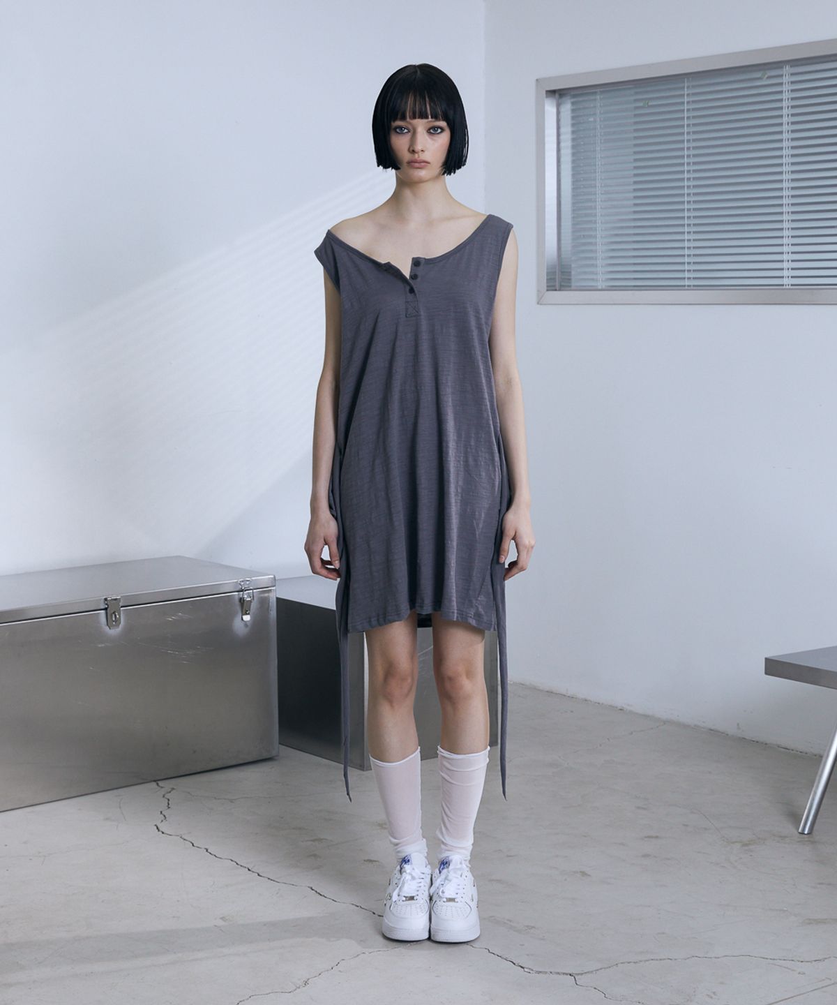 분트(VOONT) Henley Neck Tie Mini Dress (CHARCOAL)