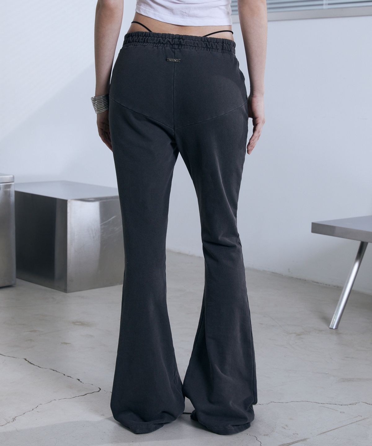 분트(VOONT) Low-Rise String Bootcut Pants (CHARCOAL)