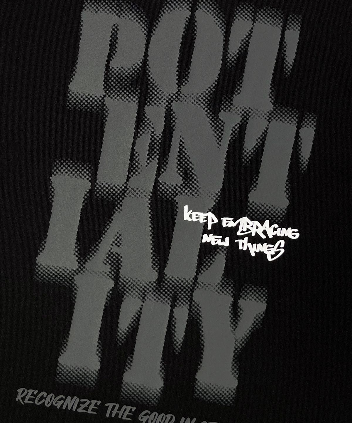 벙커버스터(BUNKERBUSTER) 그런지 레터링 프린트 반팔티 MQ7TU426_BLACK