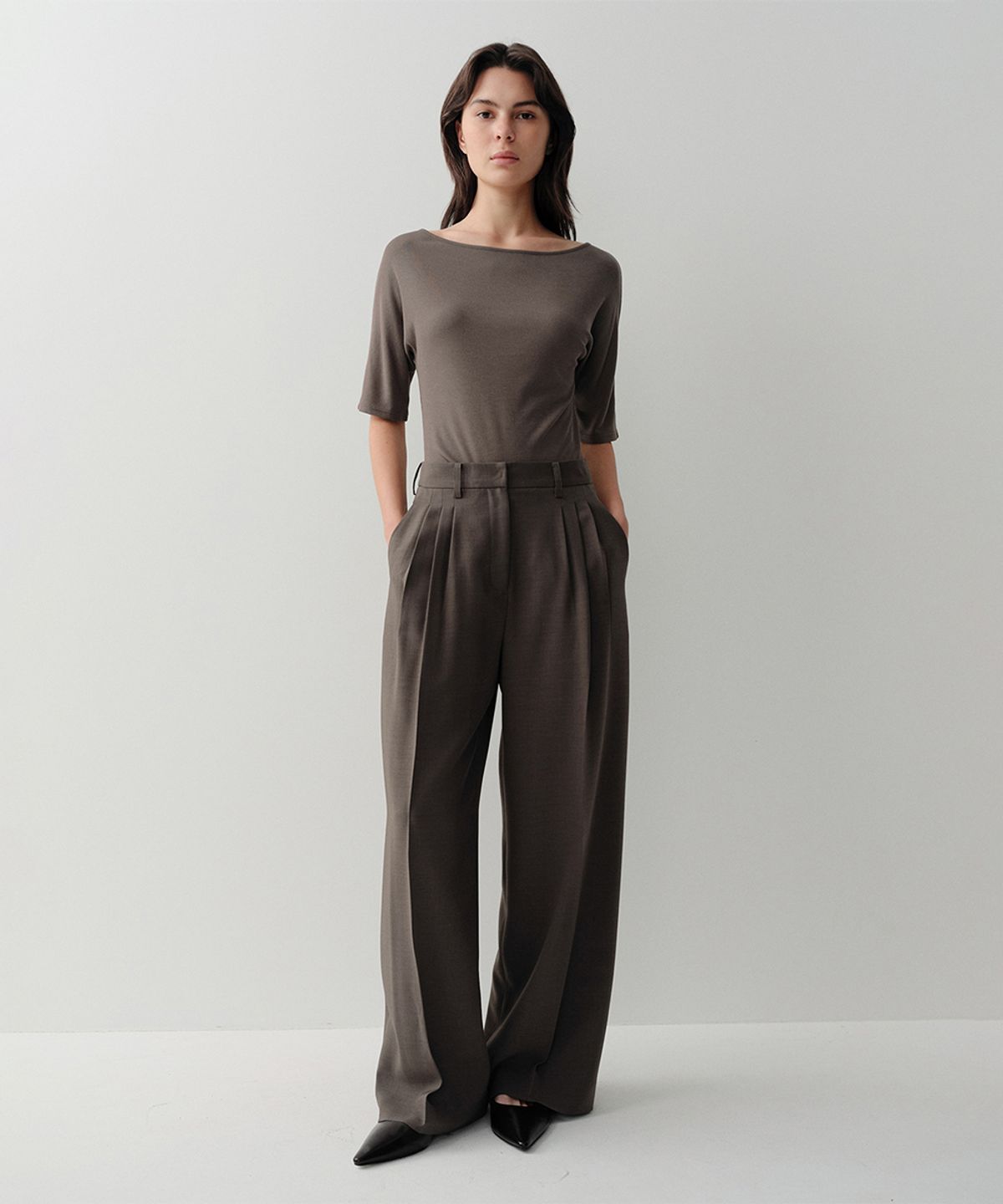 이아(EAAH) BLAKE WIDE TUCK PANTS (TAUPE)