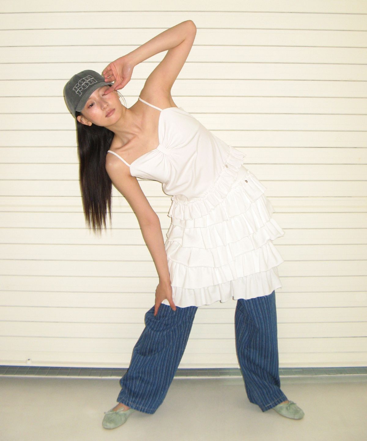 론론(RONRON) RIBBON FRILL SLEEVELESS WHITE