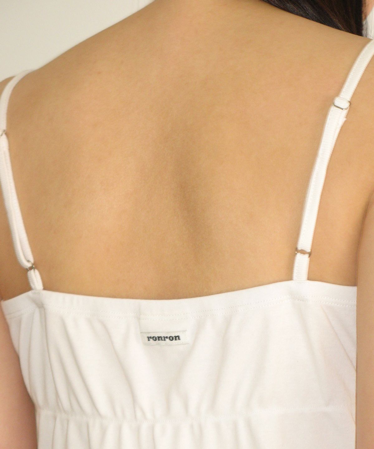 론론(RONRON) RIBBON FRILL SLEEVELESS WHITE