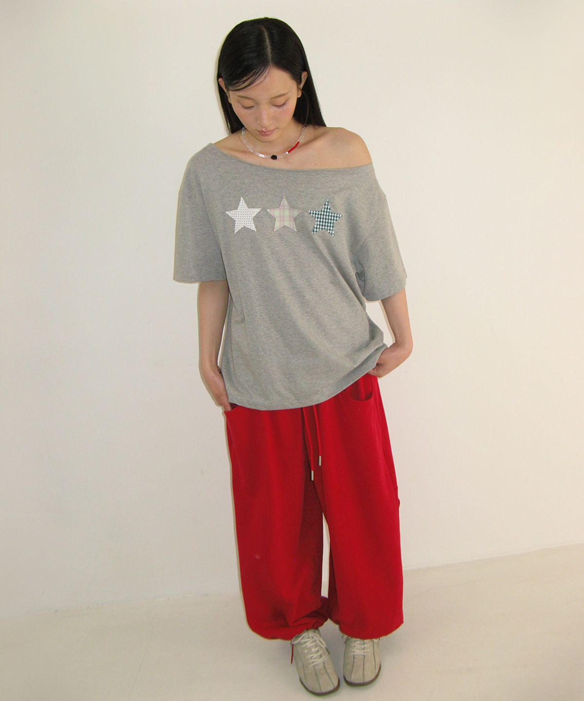 론론(RONRON) 3 STAR APPLIQUE OFF SHOULDER T SHIRT GREY