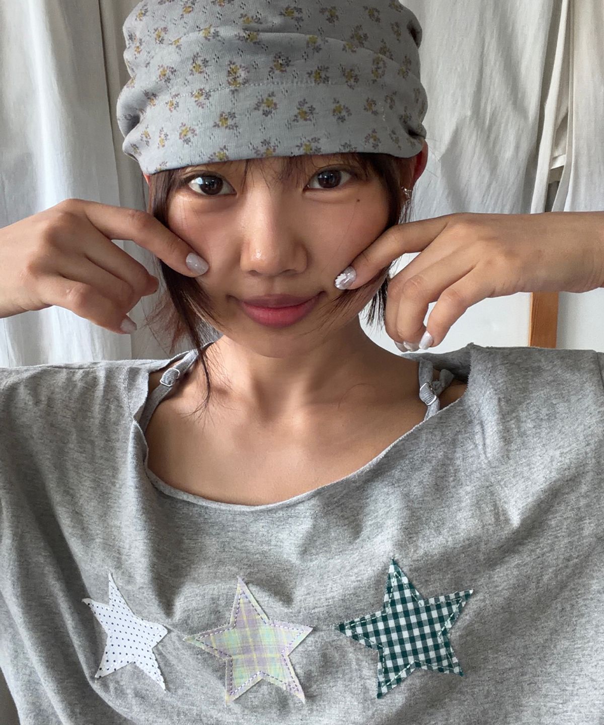 론론(RONRON) 3 STAR APPLIQUE OFF SHOULDER T SHIRT GREY