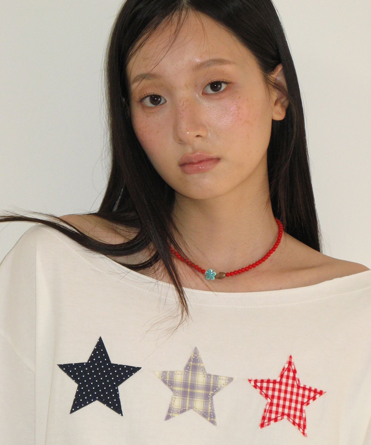론론(RONRON) 3 STAR APPLIQUE OFF SHOULDER T SHIRT WHITE