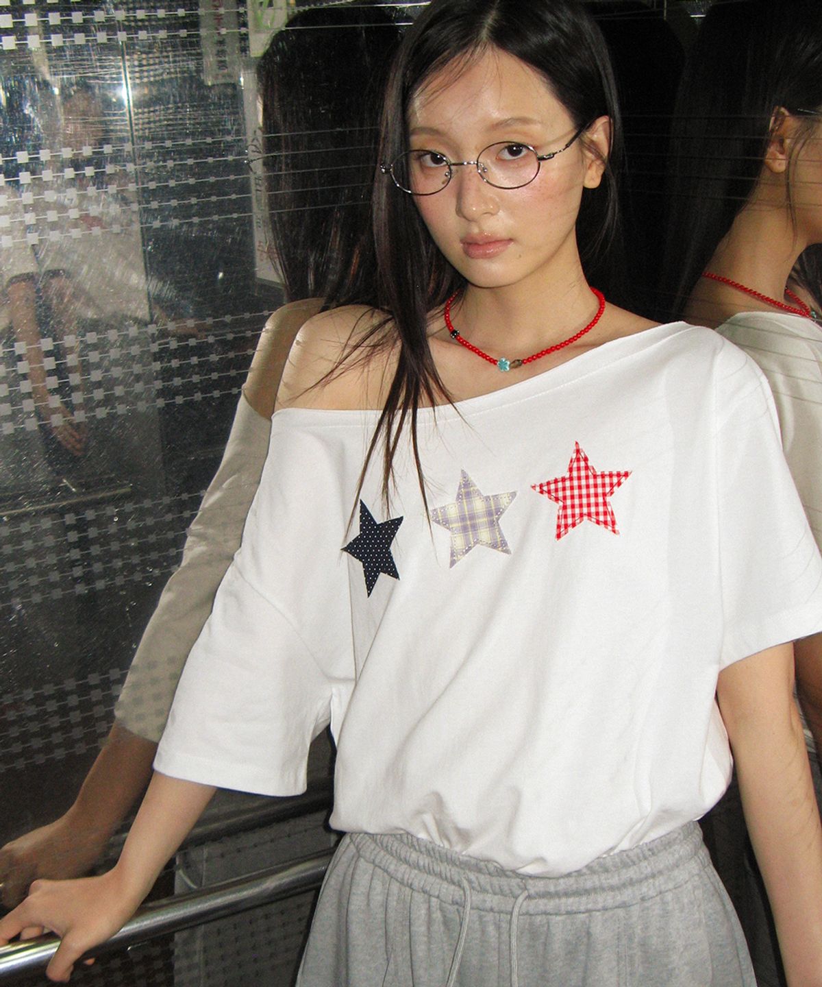 론론(RONRON) 3 STAR APPLIQUE OFF SHOULDER T SHIRT WHITE