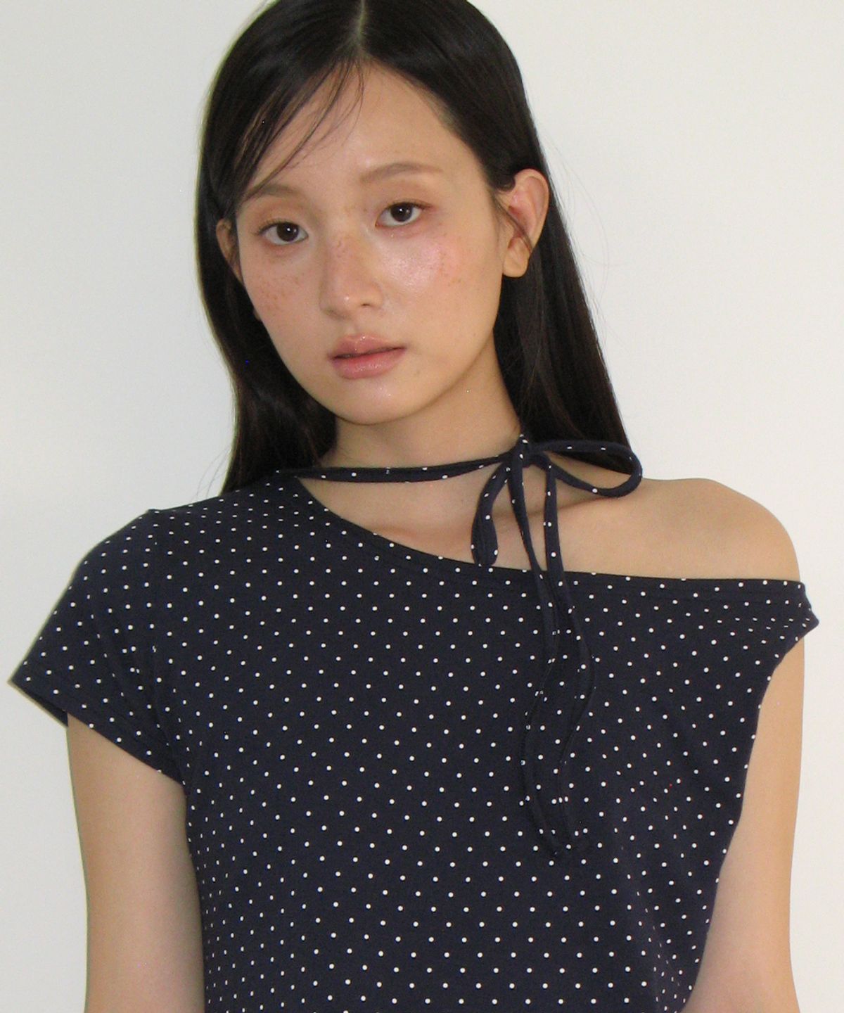 론론(RONRON) ASYMMETRIC SLIM FIT T SHIRT NAVY DOT