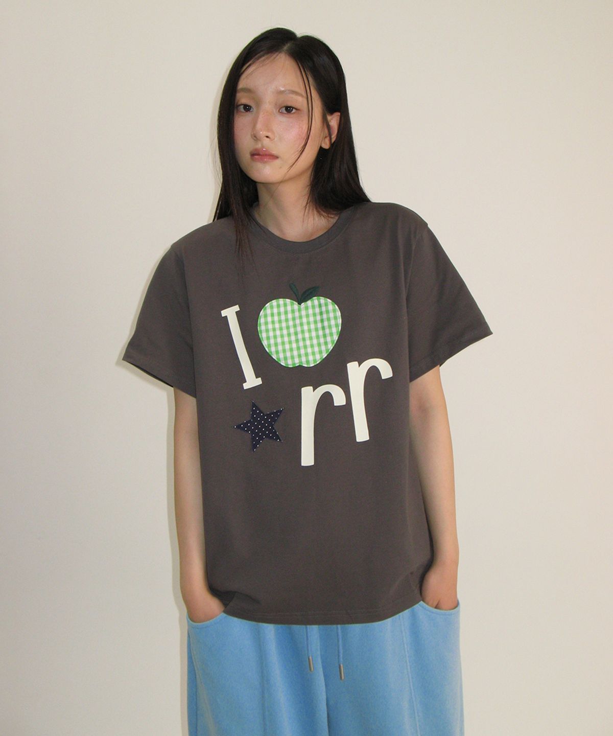 론론(RONRON) I RR APPLIQUE BASIC FIT T SHIRT CHARCOAL