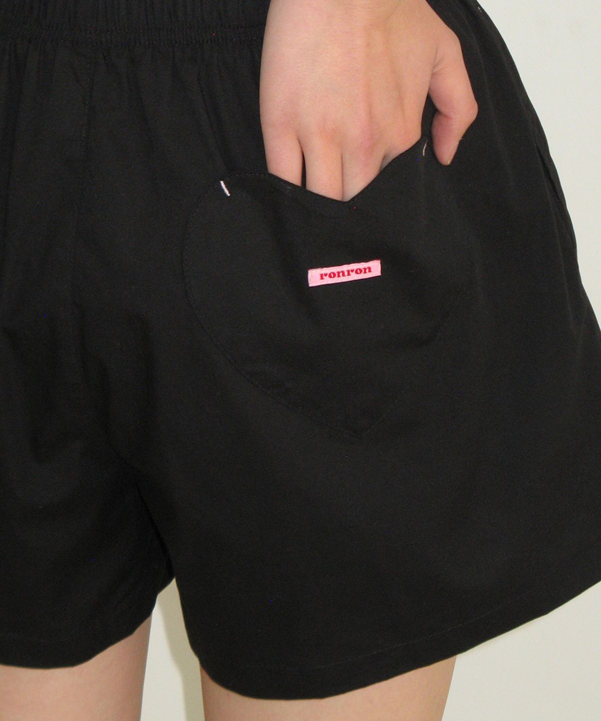 론론(RONRON) HEART POCKET TRUNK SHORT PANTS BLACK