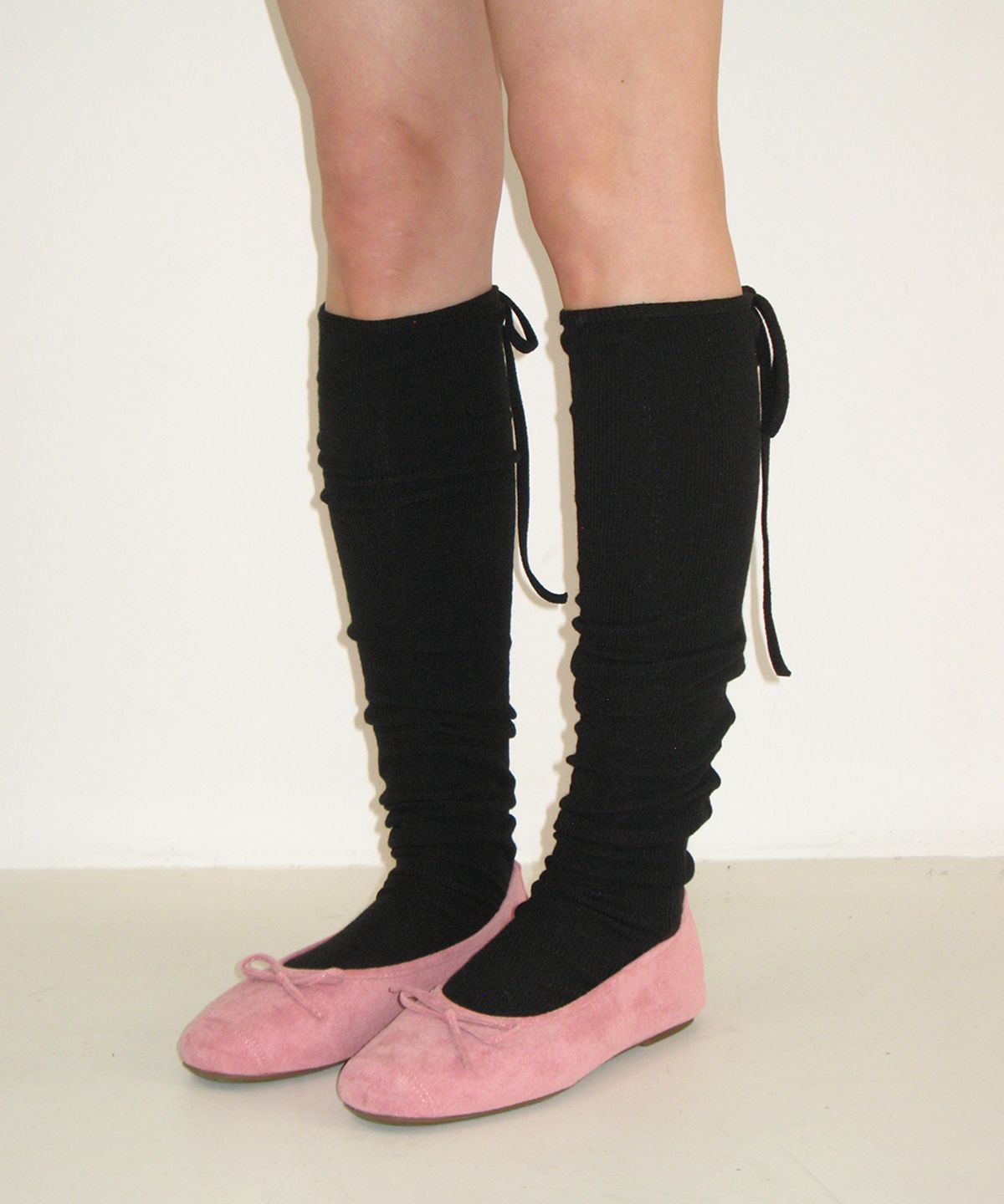 론론(RONRON) LOGO STRING KNEE SOCKS BLACK