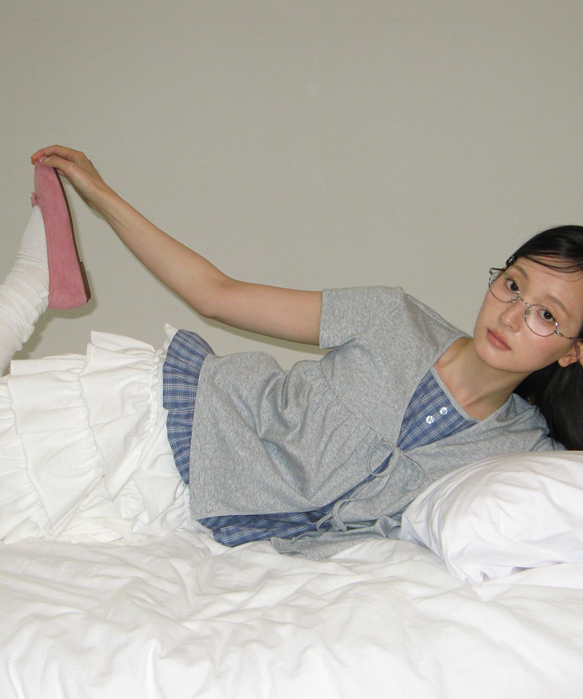 론론(RONRON) LOGO STRING KNEE SOCKS WHITE