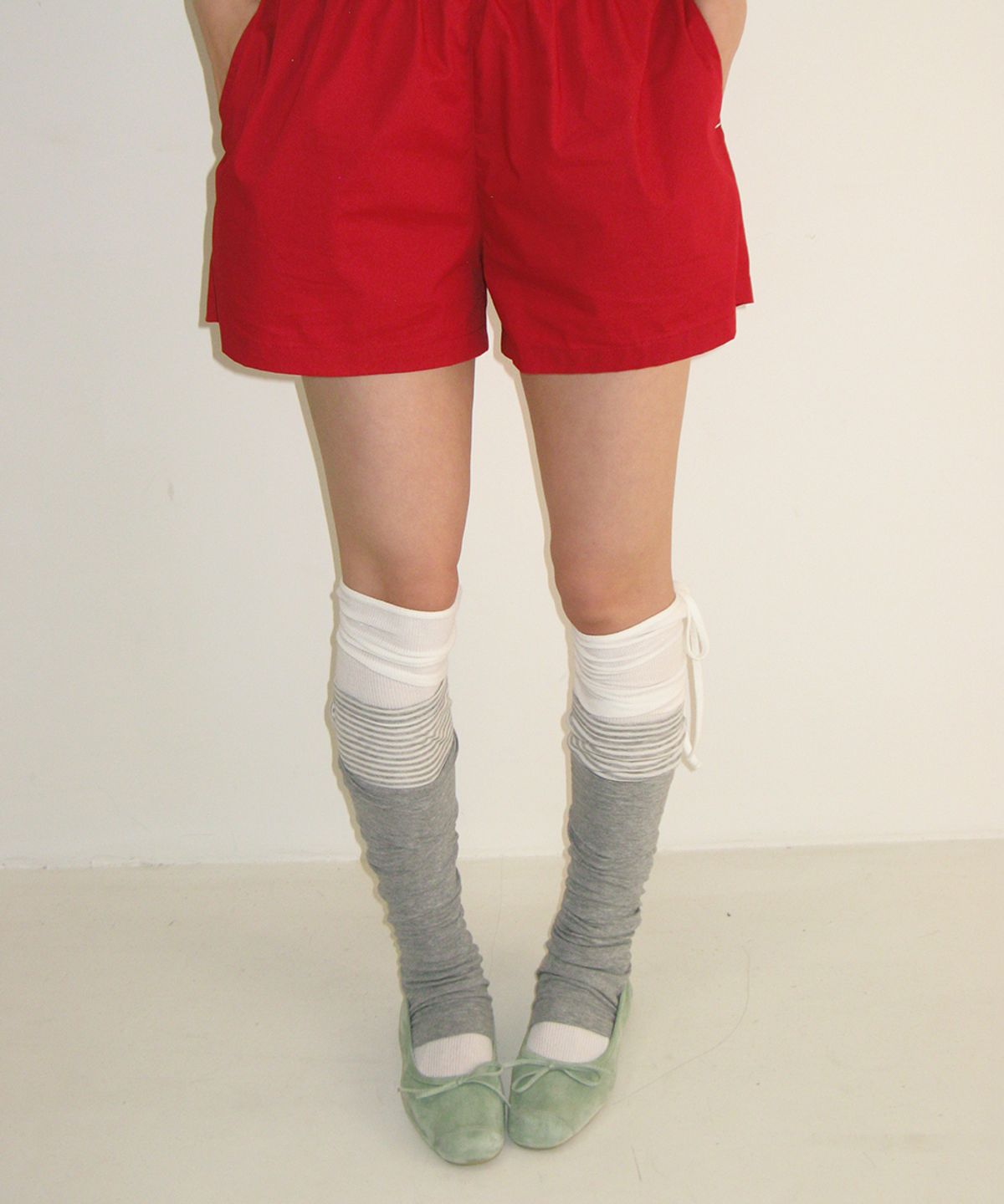 론론(RONRON) LOGO STRING KNEE SOCKS WHITE