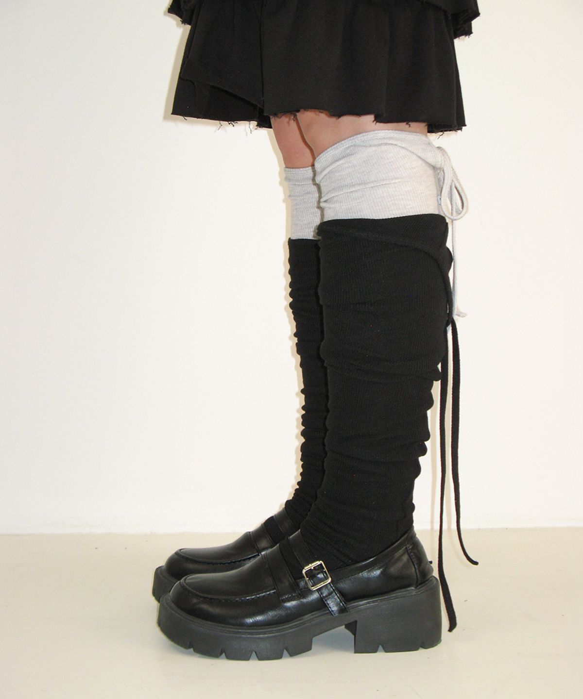 론론(RONRON) LOGO STRING KNEE SOCKS GREY