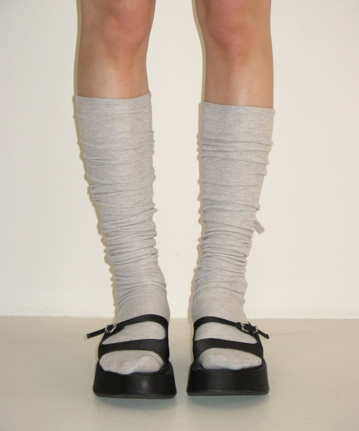 론론(RONRON) LOGO STRING KNEE SOCKS GREY