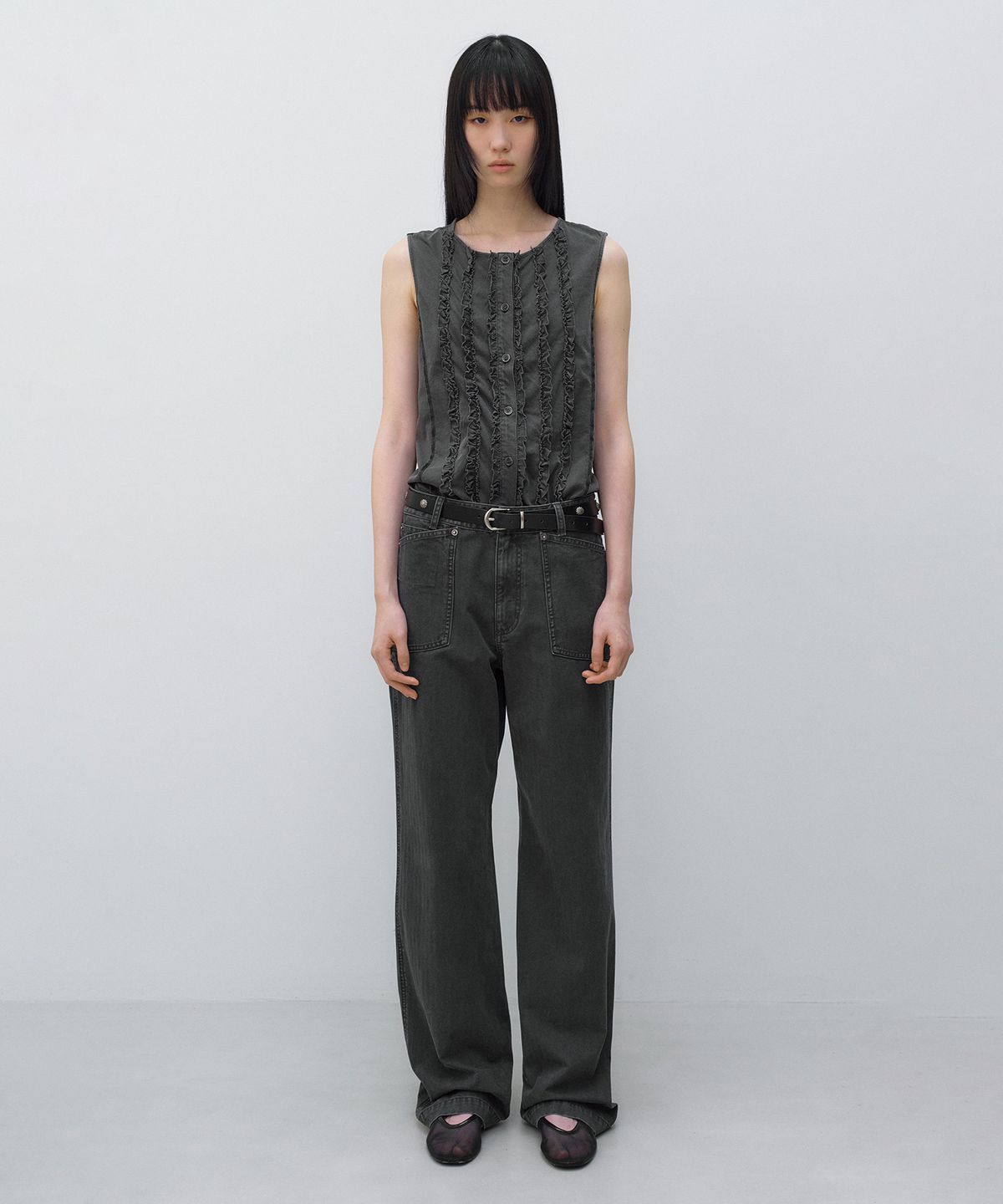 인사일런스 우먼(INSILENCE WOMEN) 러플 데끼 슬리브리스 CHARCOAL