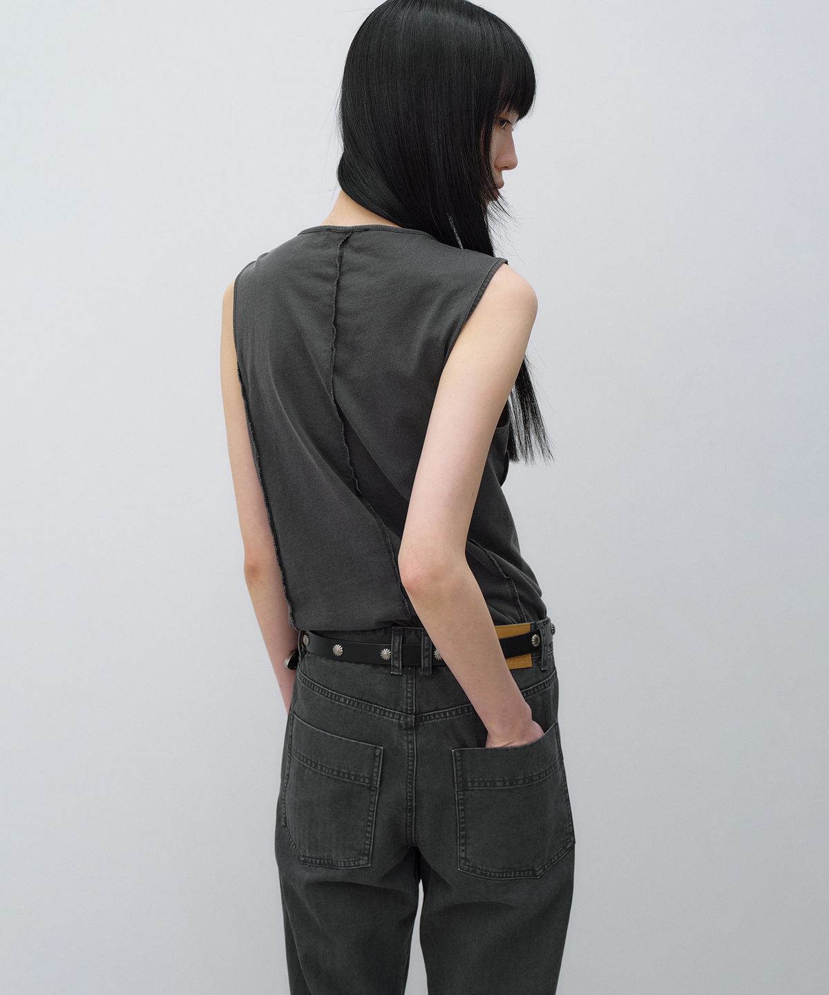 인사일런스 우먼(INSILENCE WOMEN) 러플 데끼 슬리브리스 CHARCOAL
