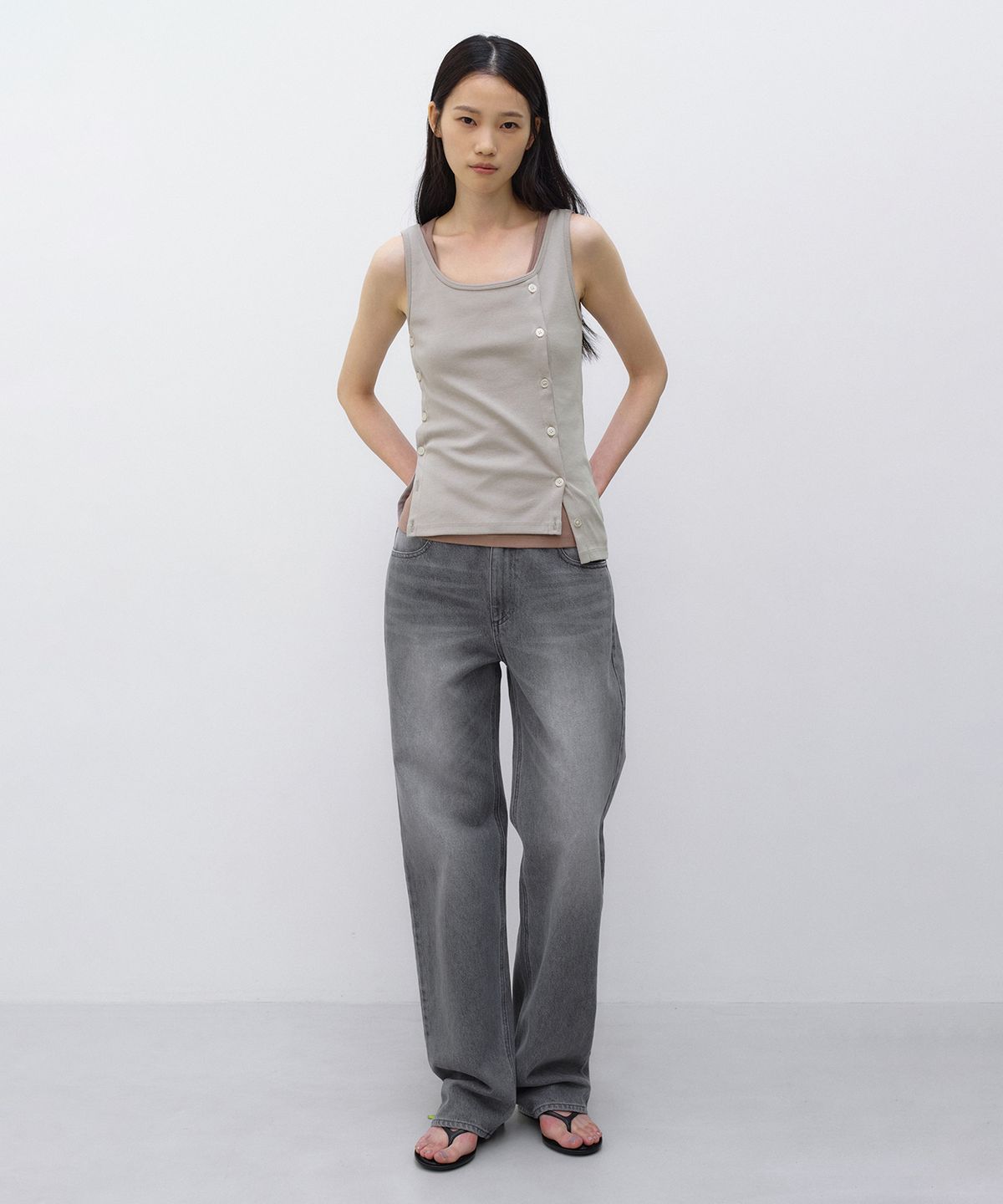 인사일런스 우먼(INSILENCE WOMEN) 웨어러블 버튼 슬리브리스 WARM GREY