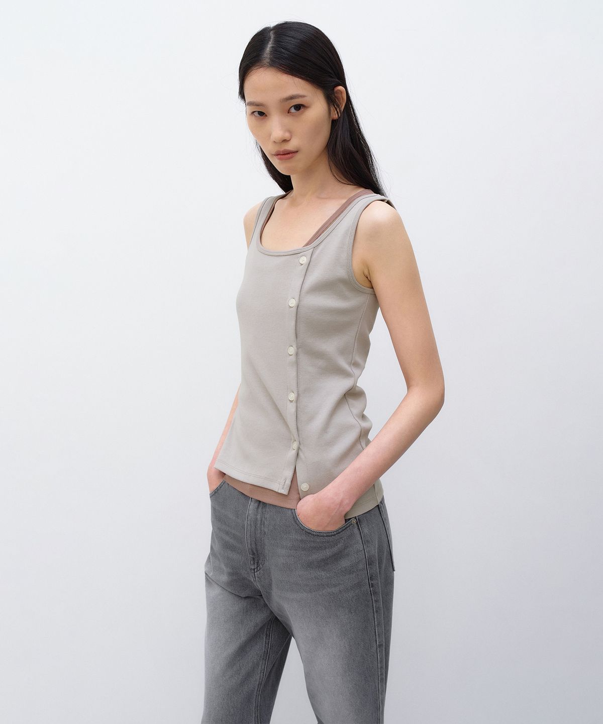 인사일런스 우먼(INSILENCE WOMEN) 웨어러블 버튼 슬리브리스 WARM GREY
