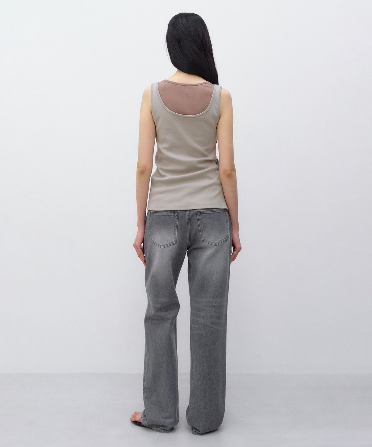 인사일런스 우먼(INSILENCE WOMEN) 웨어러블 버튼 슬리브리스 WARM GREY