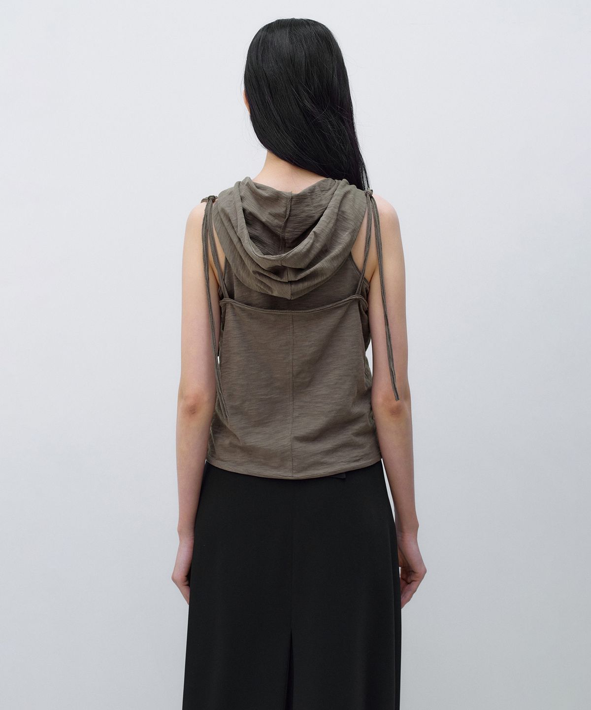 인사일런스 우먼(INSILENCE WOMEN) 레이어드 후디 슬리브리스 KHAKI BROWN