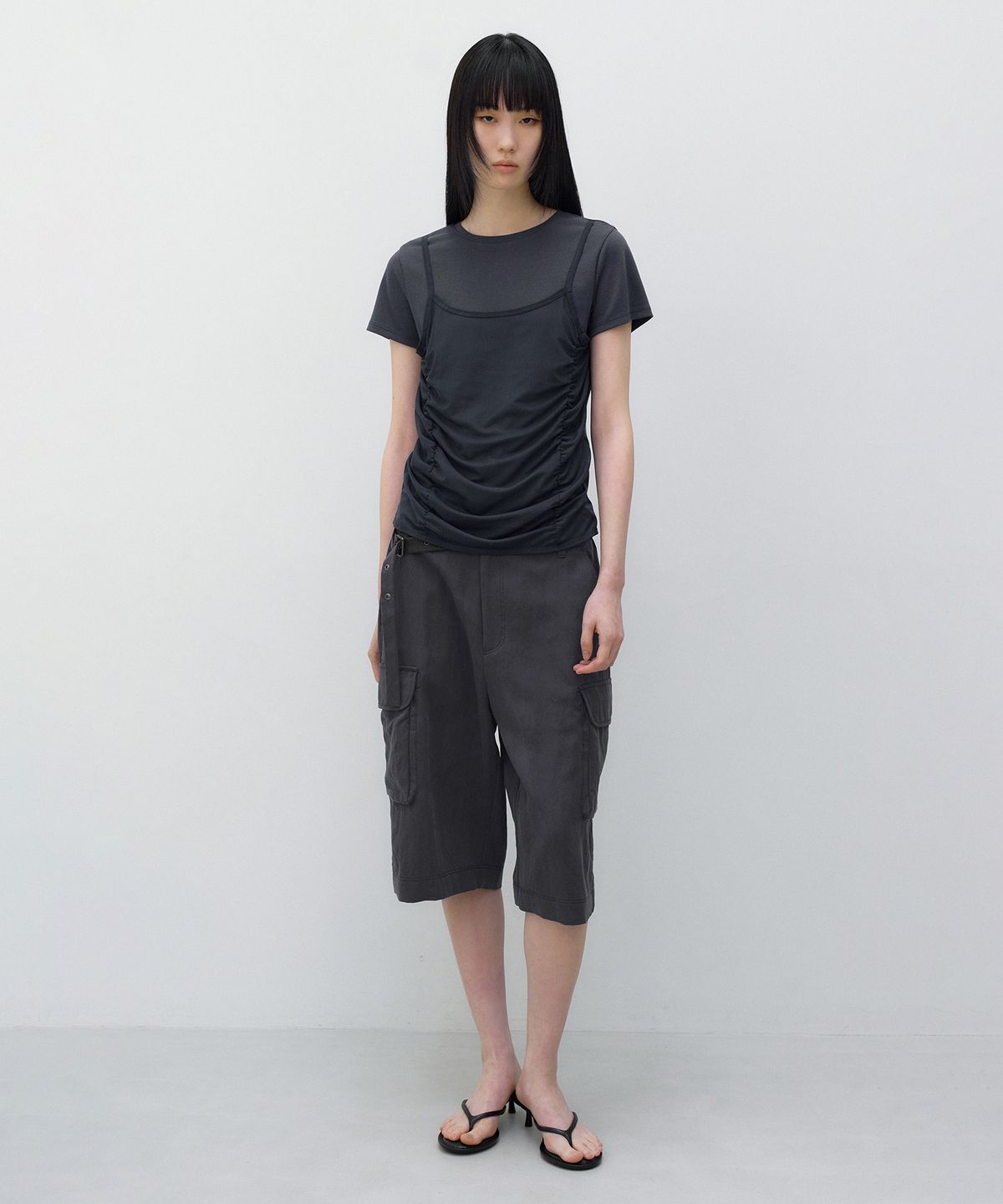인사일런스 우먼(INSILENCE WOMEN) 카고 버뮤다 팬츠 CHARCOAL