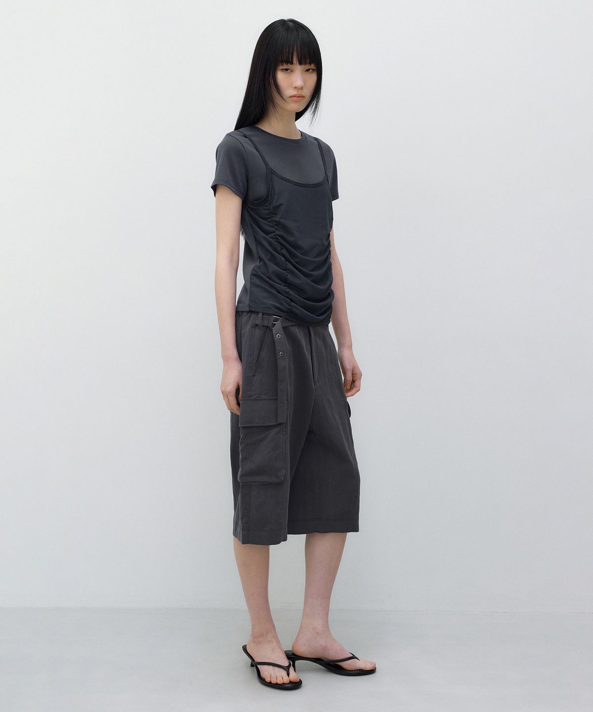 인사일런스 우먼(INSILENCE WOMEN) 카고 버뮤다 팬츠 CHARCOAL