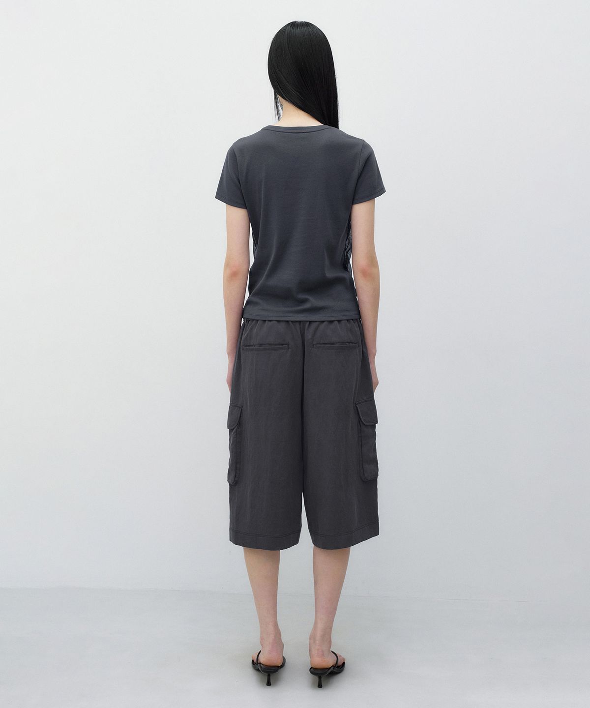 인사일런스 우먼(INSILENCE WOMEN) 카고 버뮤다 팬츠 CHARCOAL