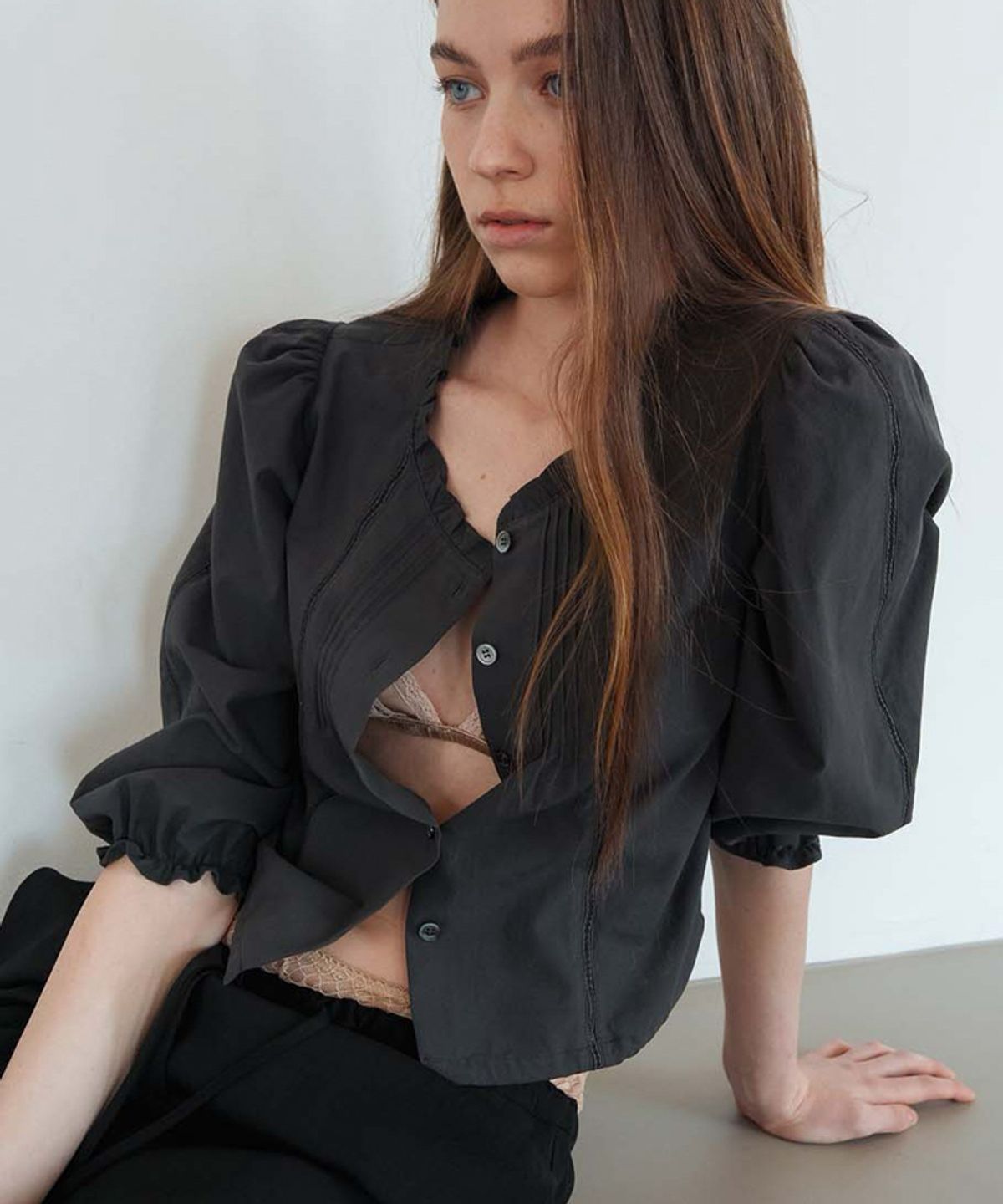 스러움(SEUREOUM) Chloe Blouse_Washed Black