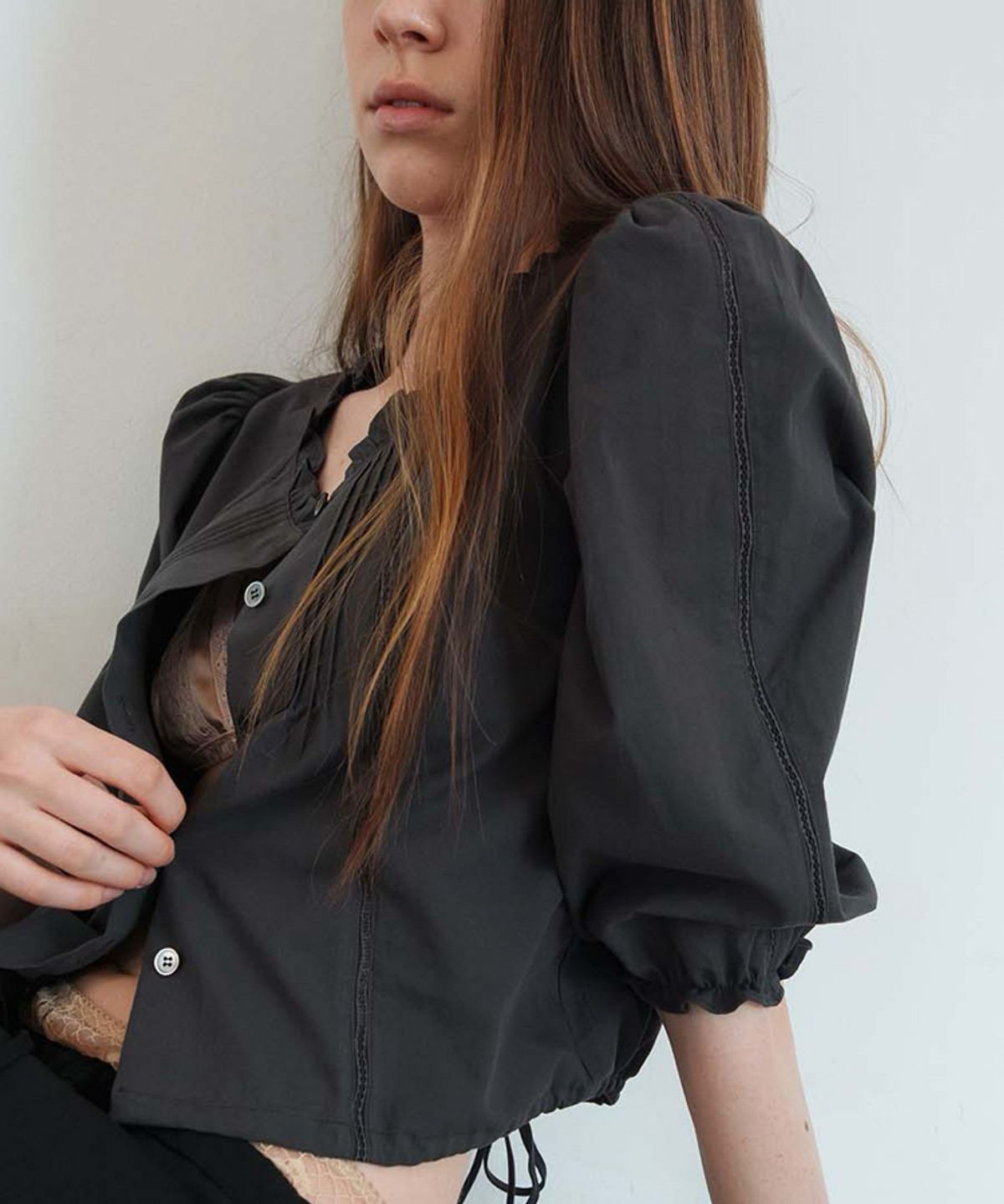 스러움(SEUREOUM) Chloe Blouse_Washed Black