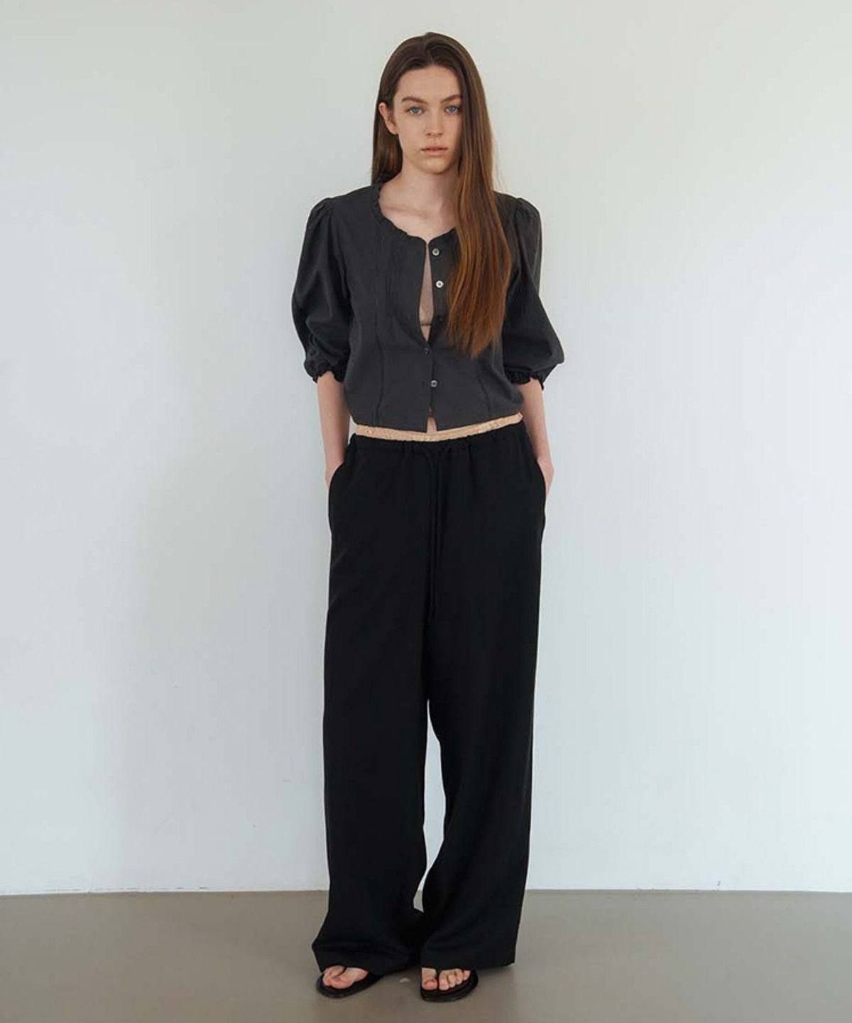 스러움(SEUREOUM) Chloe Blouse_Washed Black