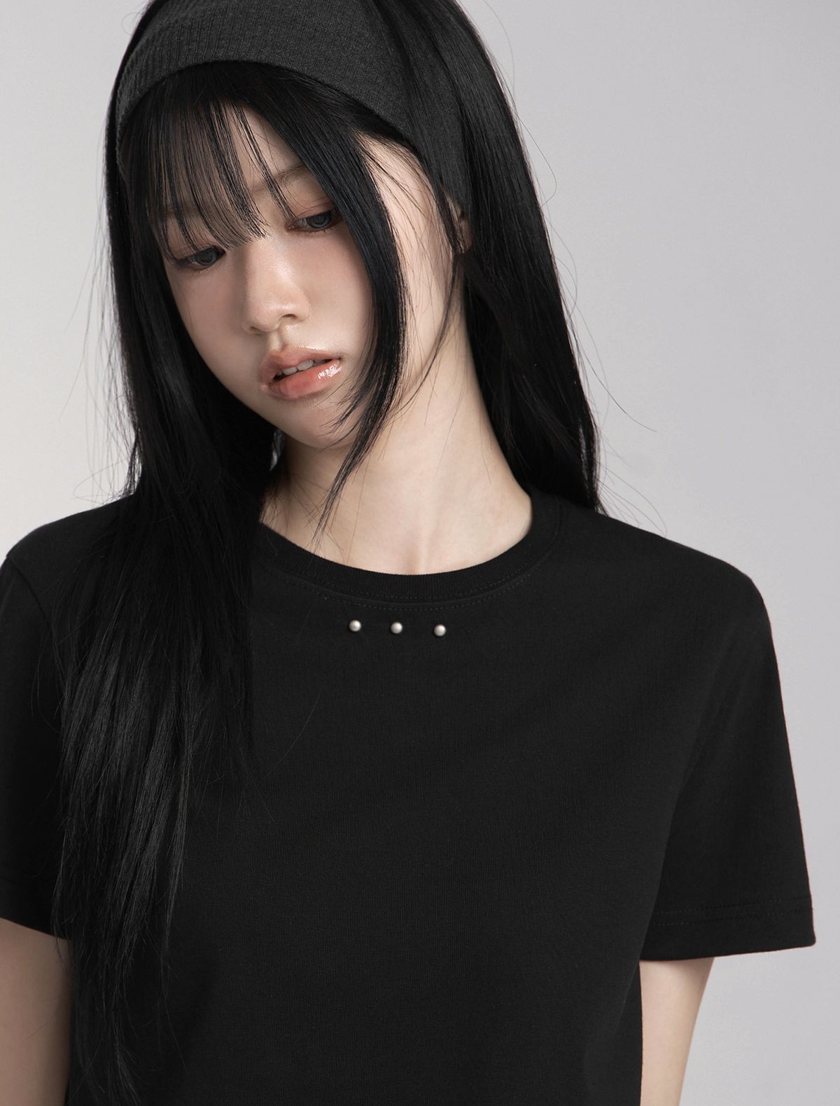 루프(LOOXP) 커팅 스터드 아플리케  반팔티 블랙