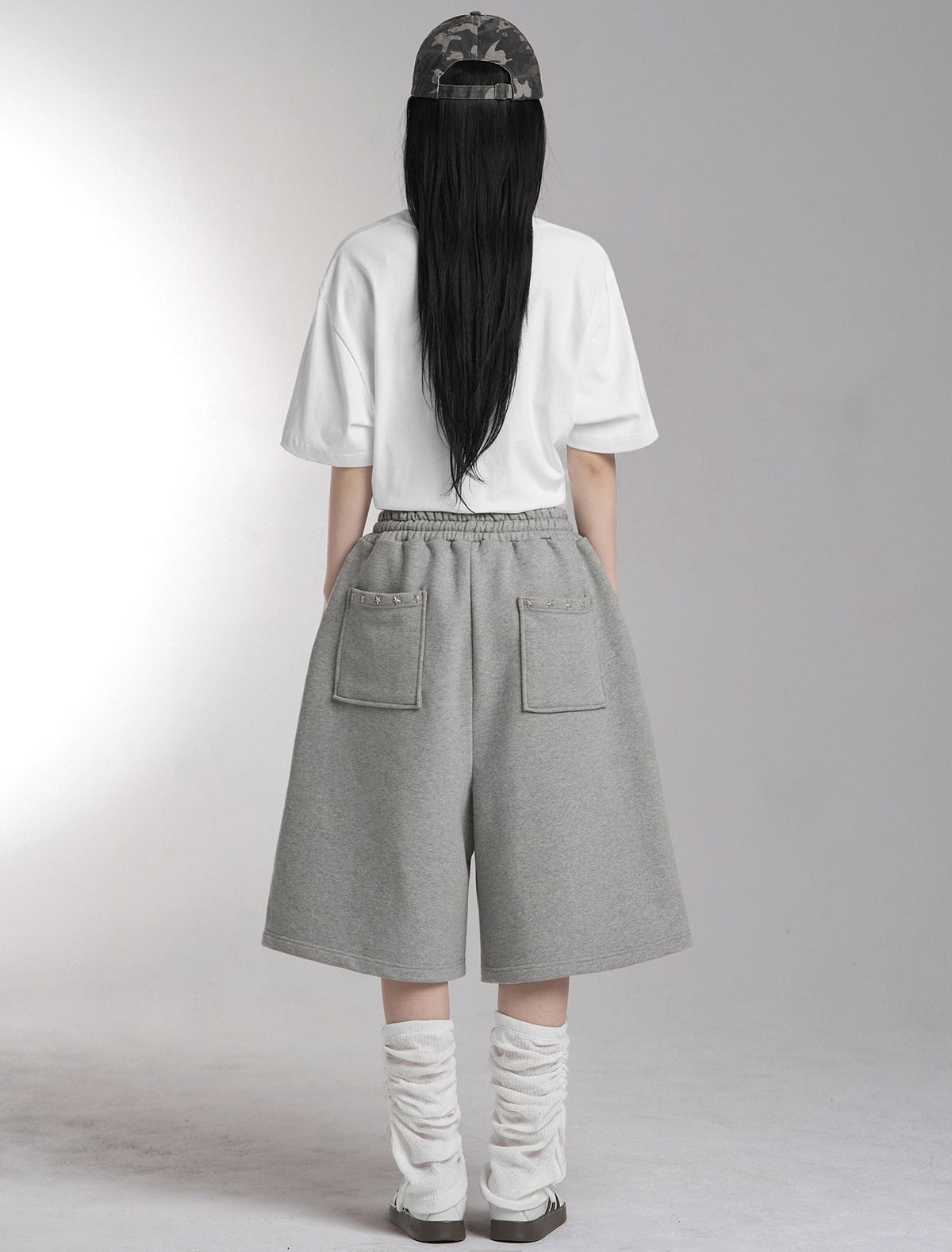 루프(LOOXP) 스타 스터드 핀턱 버뮤다 팬츠 그레이